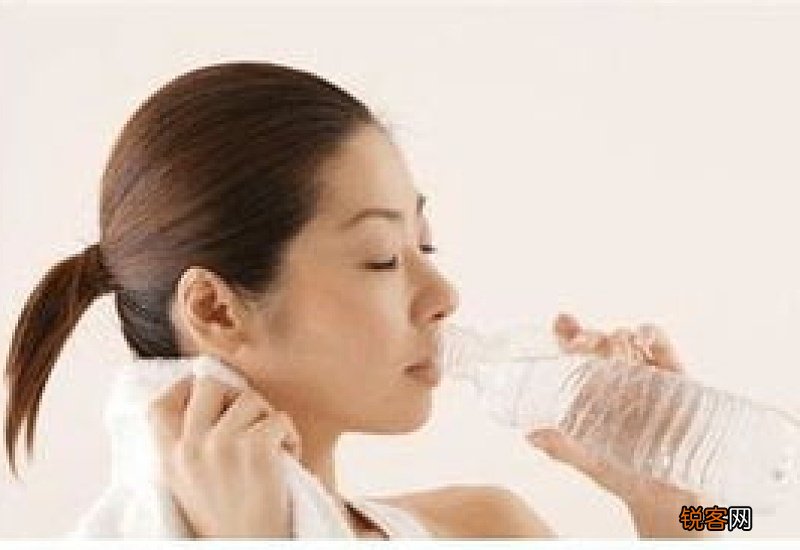 憋尿要大口喝还是小口喝