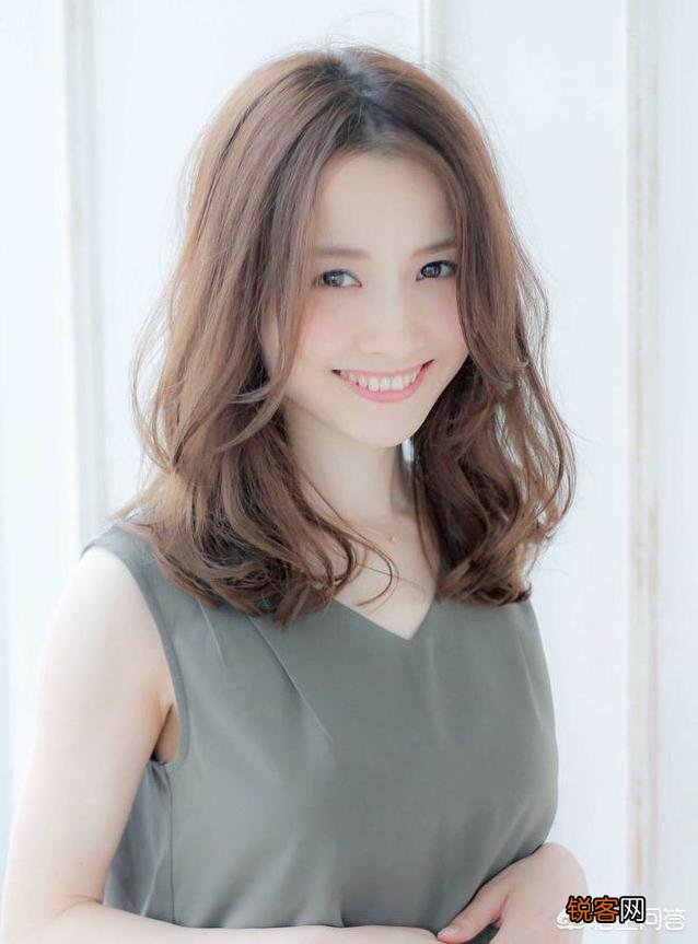 2018年各款脸型分别适合什么样的卷发？