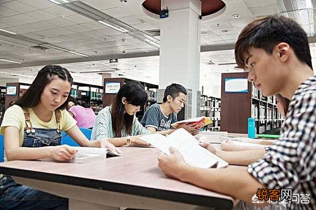 初中时看玄幻小说入迷,为躲宿管半夜躲宿舍厕所里看,你们为看书干了哪些事情？