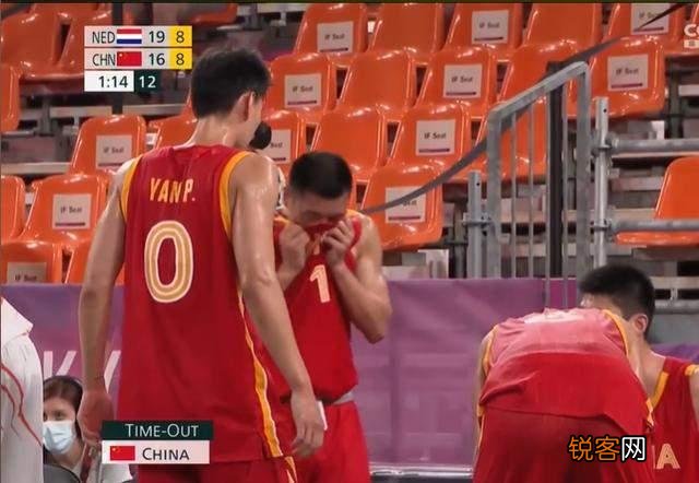 奥运两连败！三人男篮一败涂地！高诗岩9中2,郑毅来能赢吗？