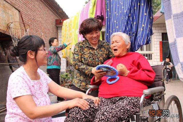 我和姐姐轮流伺候我瘫痪的母亲。最近她老是骂我,我该怎么办？