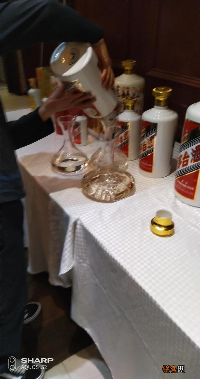 请问飞天迎宾和习酒1988哪个适合多收藏些？