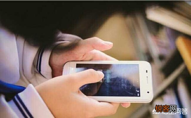 如何看待10月13日央视《焦点访谈》节目“让孩子放下手机游戏”一事,其中点名某公司缺乏社会责任感？