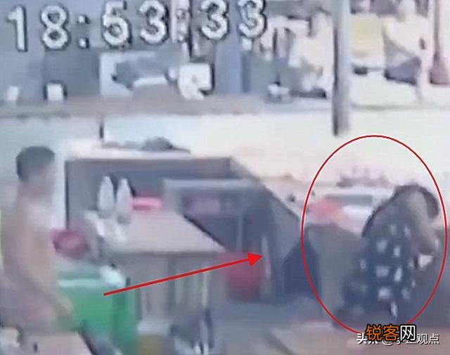 江永一农贸市场摆摊因猪肉结怨,弟媳捅死堂嫂后逃跑,怎么回事？