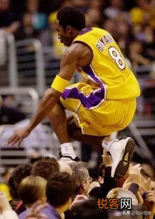 科比当年肘击球迷致其死亡,打七年官司赔偿巨款,这是怎么回事？