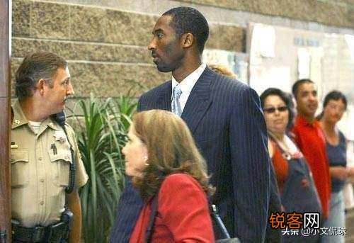 科比当年肘击球迷致其死亡,打七年官司赔偿巨款,这是怎么回事？