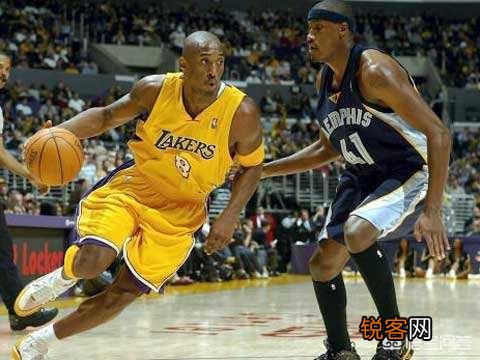 科比当年肘击球迷致其死亡,打七年官司赔偿巨款,这是怎么回事？