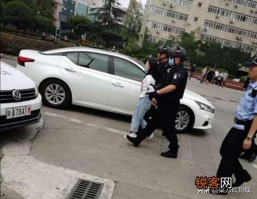 成都理工大学一女生毕业典礼砍人,是因为什么动机？