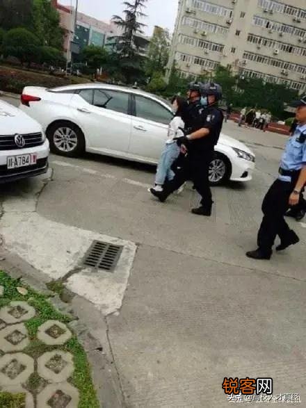 成都理工大学一女生毕业典礼砍人,是因为什么动机？