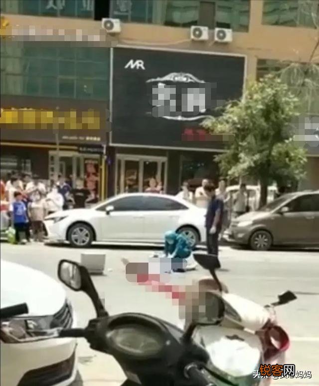 突发！河南新乡一女子当街被割喉,现场无人敢拦,怎么回事？