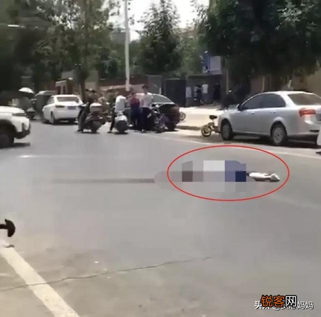 突发！河南新乡一女子当街被割喉,现场无人敢拦,怎么回事？