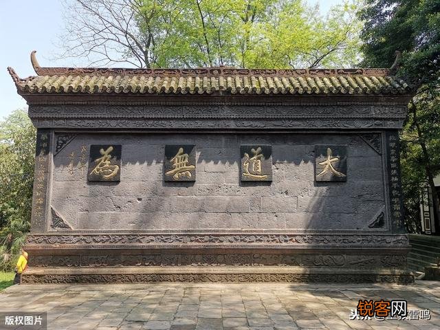 福建52岁男子砍死兄长,砍伤嫂子,最后自残,怎么回事？