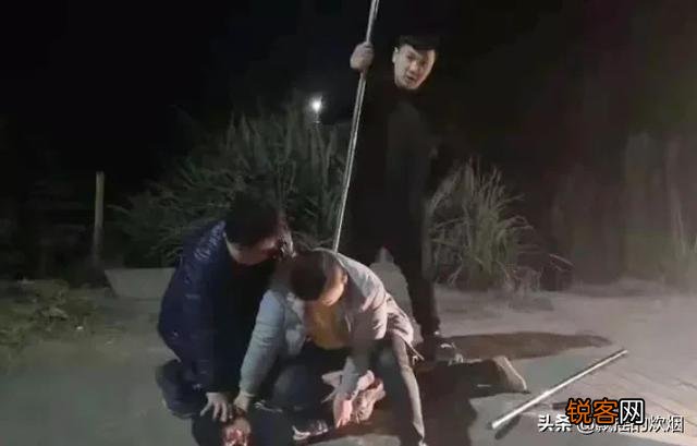 江西高安一男子在农贸市场持刀伤人,是由什么引发的？