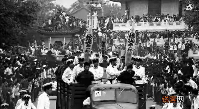 死刑犯正在执行死刑,被被害人家属一刀剌死,该怎么判？有罪吗？