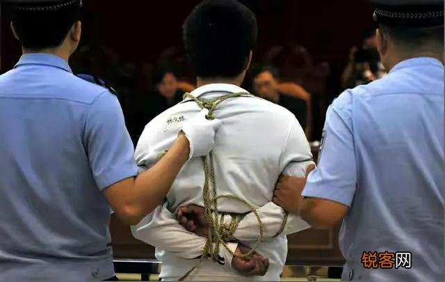 死刑犯正在执行死刑,被被害人家属一刀剌死,该怎么判？有罪吗？