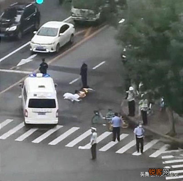 老人行凶造成一死一伤当时路过也有很多成年男性怎么沒有上前制止？