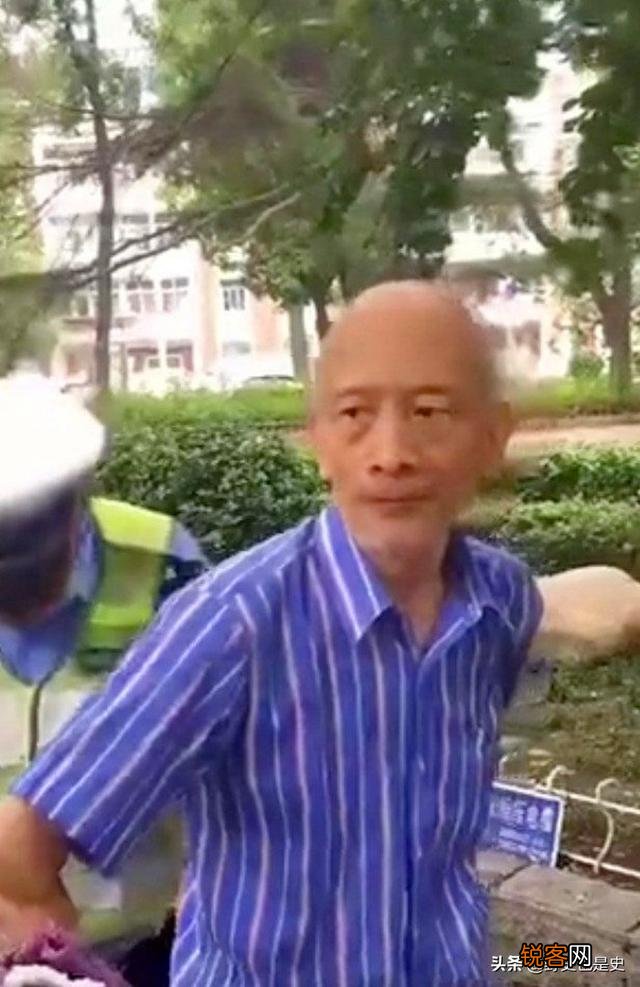 老人行凶造成一死一伤当时路过也有很多成年男性怎么沒有上前制止？