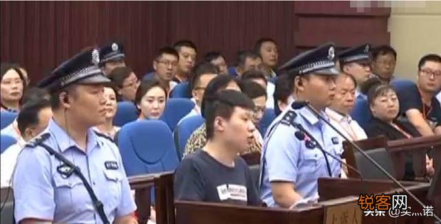 还记得当年的于欢吗？那个为了生母不被讨债的侮辱失手将那个恶魔捅死的于欢怎么判刑的？