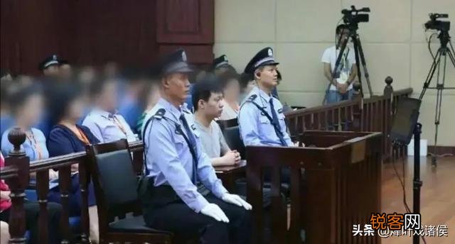 还记得当年的于欢吗？那个为了生母不被讨债的侮辱失手将那个恶魔捅死的于欢怎么判刑的？