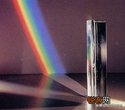三棱镜能能把阳光分解成七色,原理是什么？为什么平面玻璃不行？