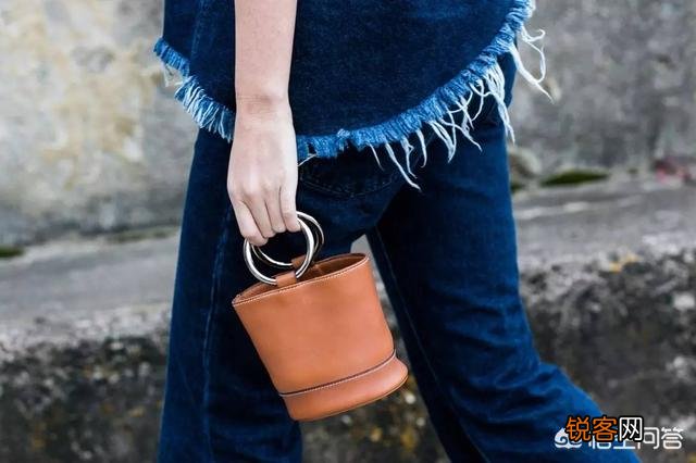 棕色包包好搭衣服吗？一般搭什么颜色？