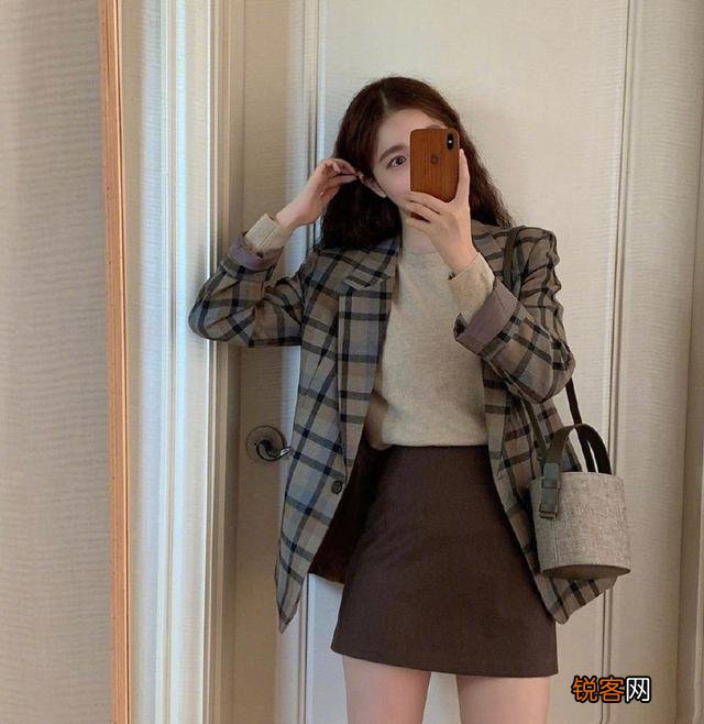 秋天里最流行的棕色系穿搭,怎么穿优雅又减龄呢？