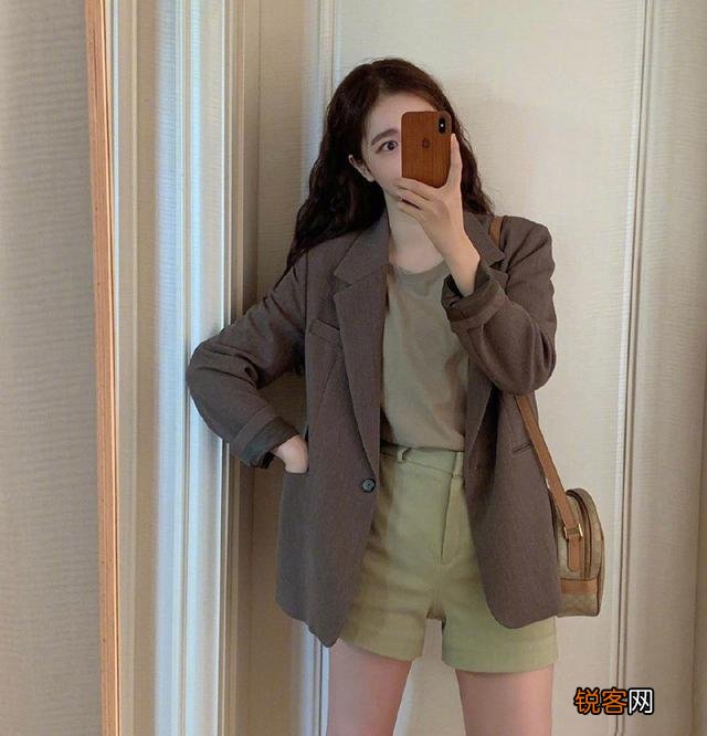秋天里最流行的棕色系穿搭,怎么穿优雅又减龄呢？