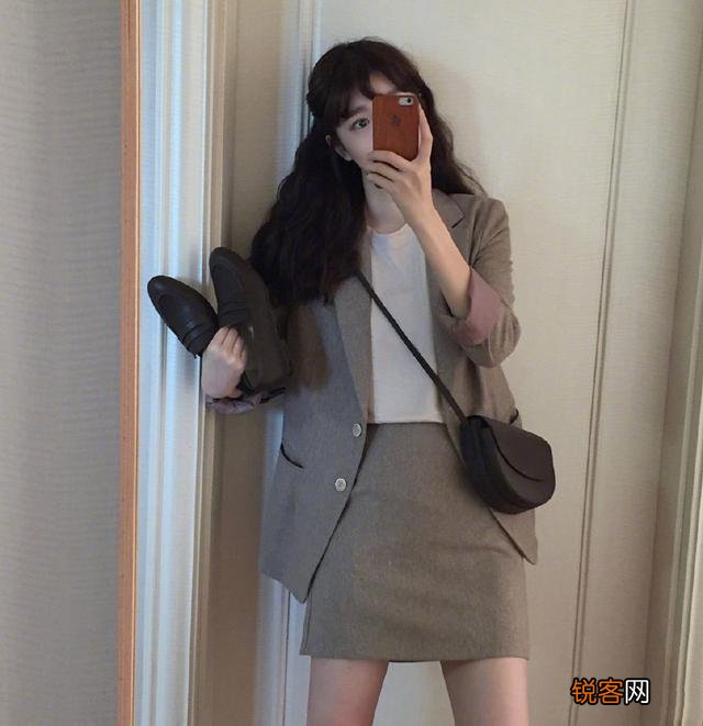 秋天里最流行的棕色系穿搭,怎么穿优雅又减龄呢？