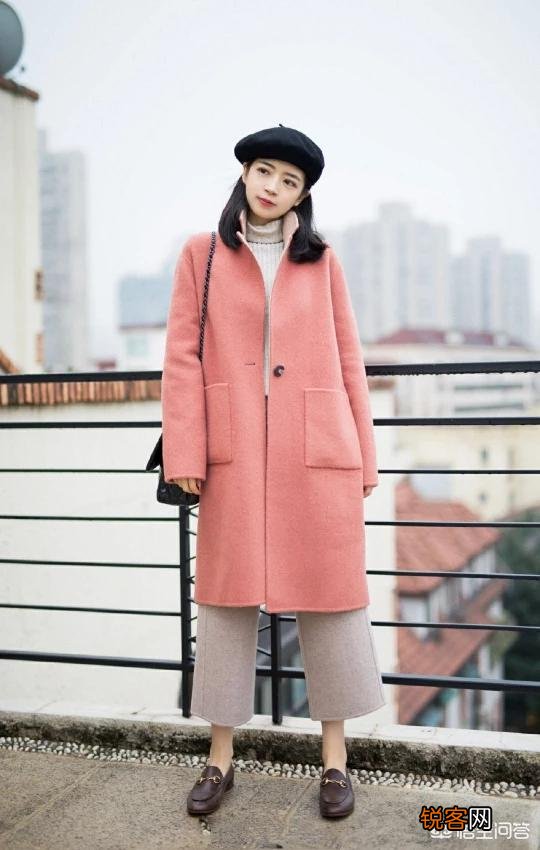 棕色裤子配什么颜色的上衣好看？