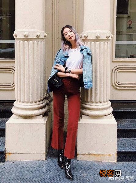 棕色裤子配什么颜色的上衣好看？