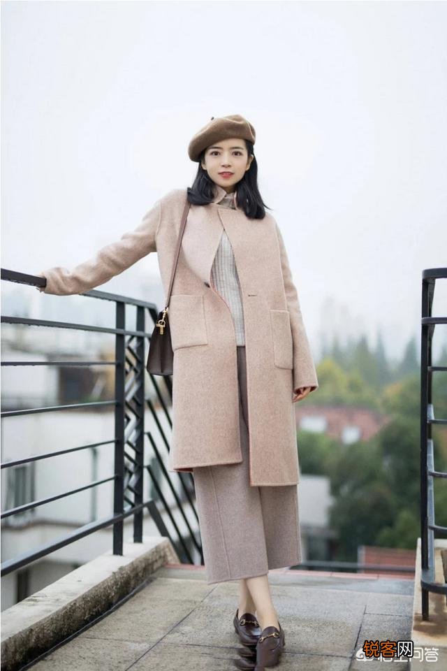 棕色裤子配什么颜色的上衣好看？