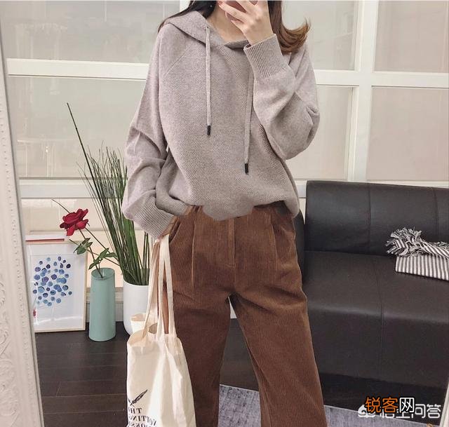 棕色裤子配什么颜色的上衣好看？