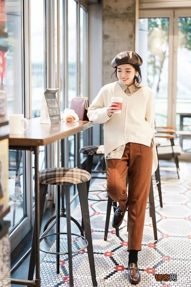 棕色裤子配什么颜色的上衣好看？