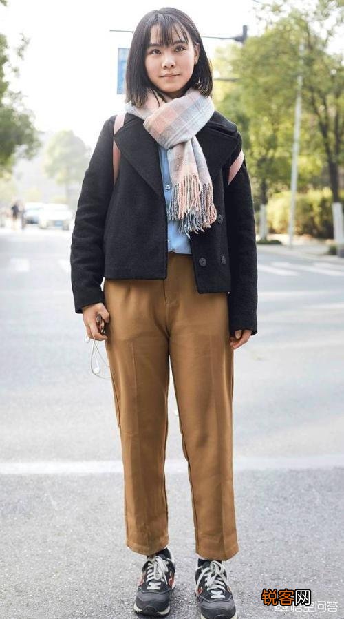 棕色裤子配什么颜色的上衣好看？