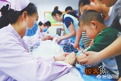 昆明一妈妈独自带娃看病,陌生人帮举输液瓶,你被暖到了吗？