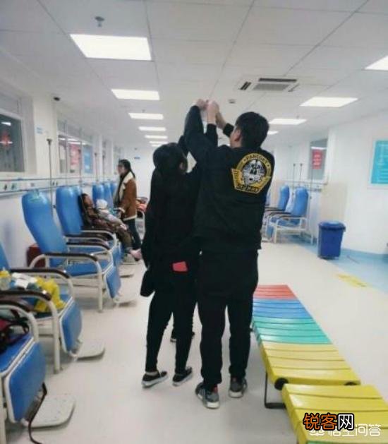 昆明一妈妈独自带娃看病,陌生人帮举输液瓶,你被暖到了吗？