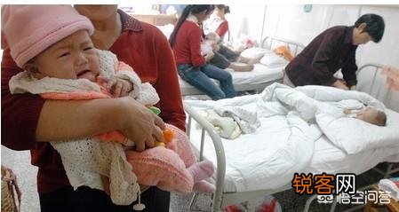 昆明一妈妈独自带娃看病,陌生人帮举输液瓶,你被暖到了吗？