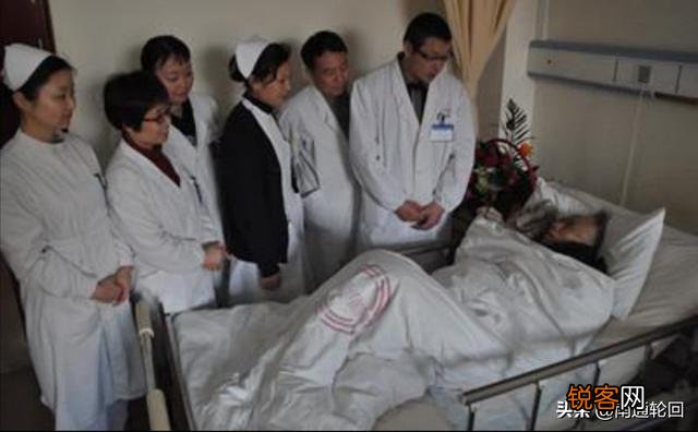 父亲病危,哀求儿女们给他输几天液,可是姊妹们不同意,怎么办？