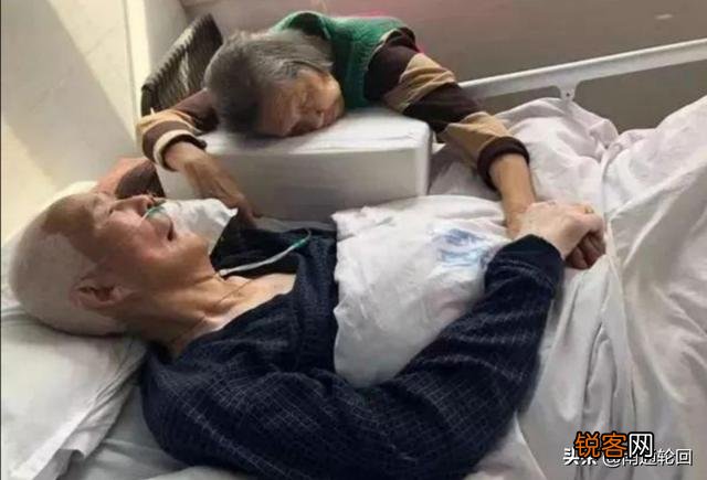 父亲病危,哀求儿女们给他输几天液,可是姊妹们不同意,怎么办？