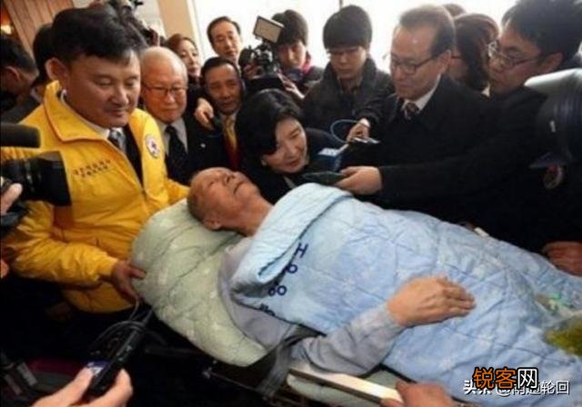 父亲病危,哀求儿女们给他输几天液,可是姊妹们不同意,怎么办？