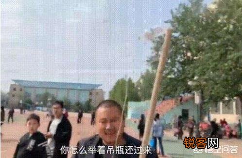 “狼”爸为何让仅仅10岁女儿举吊瓶参观衡水中学,值得大家深思吗？
