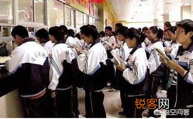 “狼”爸为何让仅仅10岁女儿举吊瓶参观衡水中学,值得大家深思吗？