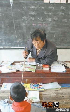 “万荣物理老师打点滴为学生上课”短视频引发关注, 你怎么看？