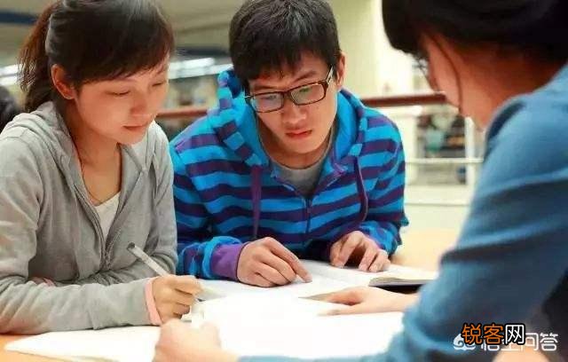 “万荣物理老师打点滴为学生上课”短视频引发关注, 你怎么看？