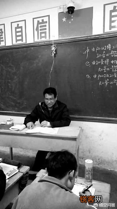 “万荣物理老师打点滴为学生上课”短视频引发关注, 你怎么看？