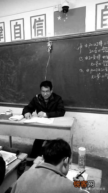 “万荣物理老师打点滴为学生上课”短视频引发关注, 你怎么看？