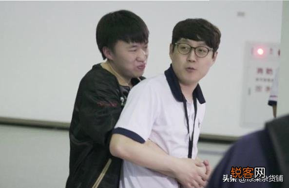 Theshy滑板鞋彻底火了,RNG主教练亲自测试,粉丝慌了解,如何评价？