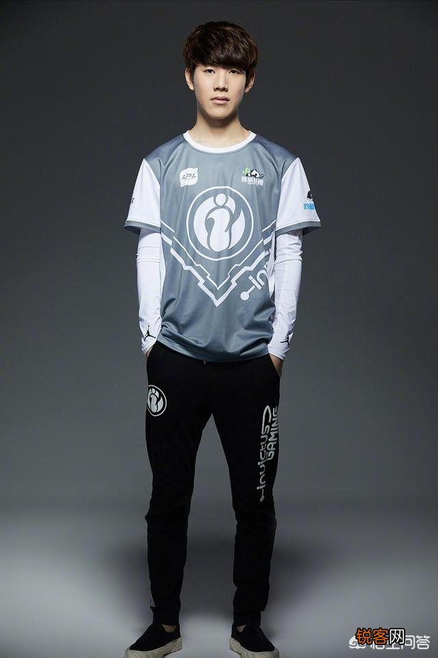 韩服玩家见TheShy上单滑板鞋,用骚套路恶心他,结局亮了！如何克制上单滑板鞋？