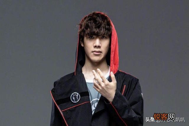 Theshy“血刀流”滑板鞋问世,8分钟压对面4级,3000的血刃成为关键,如何点评？