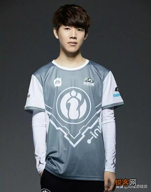 Theshy滑板鞋遭遇霸哥最能混石头人,打出职业生涯最惨战绩,如何评价？